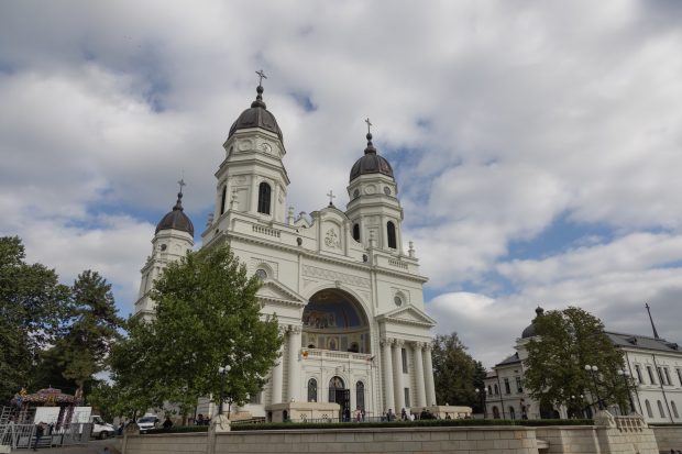 Mii de români îşi serbează onomastica de Sfânta Parascheva