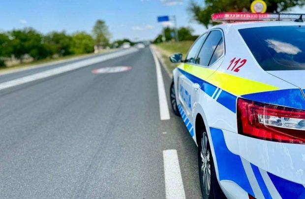 Un șofer beat cade din mașină în momentul în care polițistul îi cere actele. „Vă prezentați în stare de ebrietate la volan, domnule!” | VIDEO