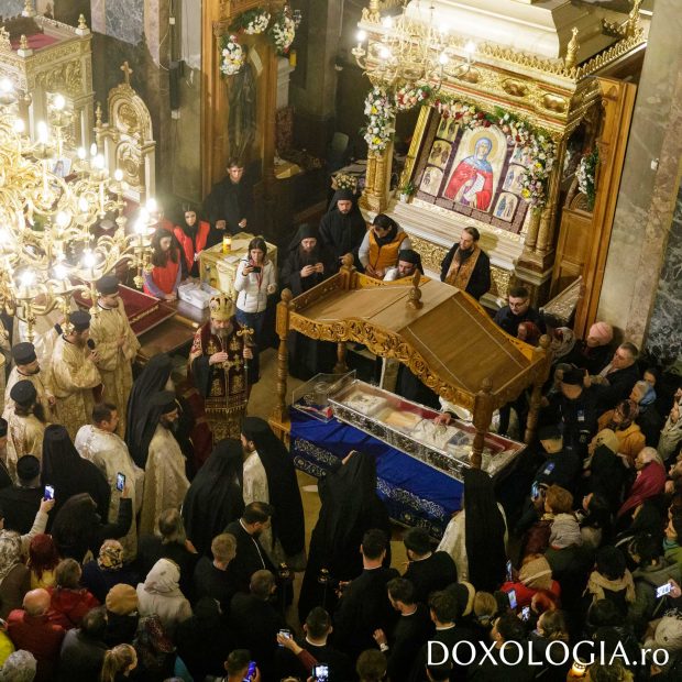 Racla cu moaştele Sfintei Cuvioase Parascheva, purtată în procesiune şi reaşezată în Catedrala Mitropolitană din Iași