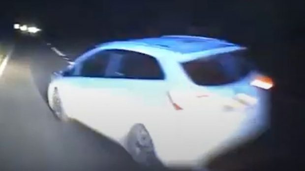 Momentul în care o ambulanță se răstoarnă, după ce o mașină îi taie fața | VIDEO