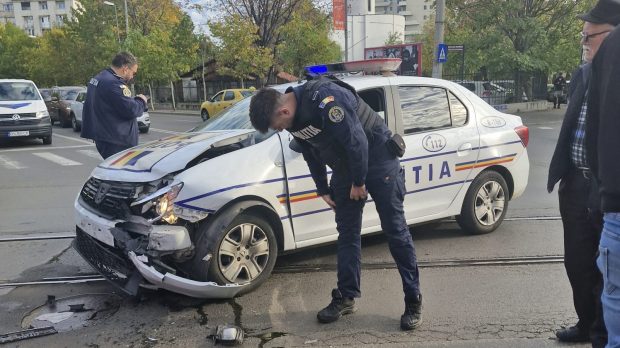 Șoferița lovită de mașina poliției în care erau doi suspecți reținuți acuză că autospeciala nu are RCA și nici nu avea semnalele acustice și luminoase pornite