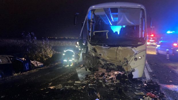 Un băiat de 17 ani a murit și 21 de persoane au fost rănite, după ce mașina condusă de minor și un microbuz s-au ciocnit în județul Hunedoara