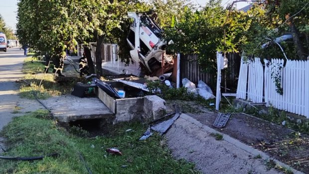 Șofer cu permisul anulat, mort într-un accident la Filipeștii de Târg, în Prahova. Numerele provizorii ale mașinii erau expirate
