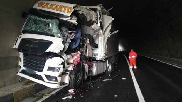 Accident grav între două TIR-uri, în tunelul Bahna din Mehedinţi. Unul dintre șoferi, rămas încarcerat între fiarele cabinei 