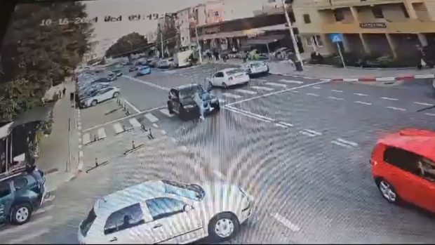 Metodă de înșelăciune la Năvodari. Doi bărbați, filmați când se aruncă intenționat în fața mașinilor pentru despăgubiri