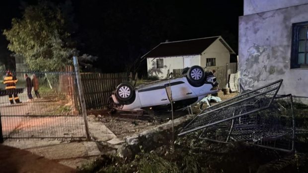 Tânăr mort de ziua lui, în mașina răsturnată chiar în curtea casei părinților, treziți din somn de o bubuitură