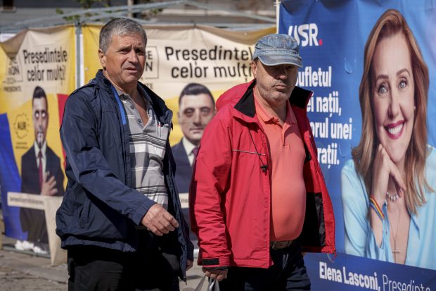 Dilema cetățeanului în campania electorală: stau cu ochii ca pe butelie pe candidați sau îi ocolesc ca pe ciumați?