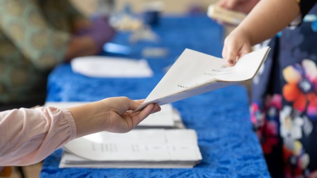 MAE a început distribuirea buletinelor de vot în străinătate, pentru primul tur al alegerilor prezidenţiale şi parlamentare
