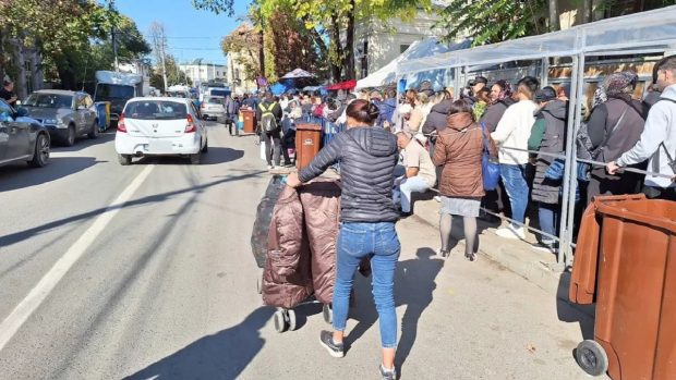 O mamă singură a unui băiat de 12 ani din Iași a strâns sute de peturi pe zi, la Pelerinajul de Sf. Parascheva: „Să poată merge la școală, să nu fie ca mine, cu 4 clase”