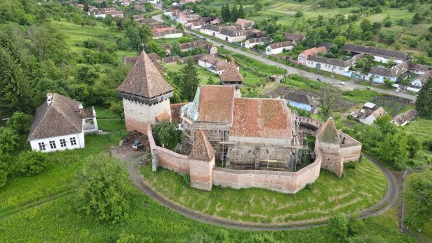 Alma Vii, satul săsesc din Transilvania readus la viață după refacerea bisericii fortificate vechi de 700 de ani. „Frigiderul” medieval, una dintre atracțiile locului 