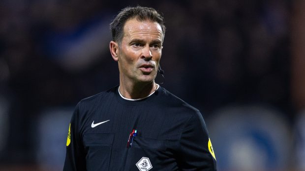 Un arbitru olandez și-a mințit amanta că se pregătește să înfieze două fete din România și de aceea nu o poate duce la el acasă