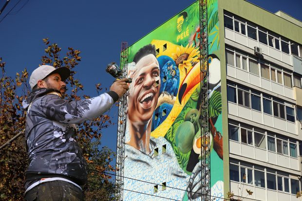 Fotbalistul Vinícius, pictură murală uriașă în centrul Bucureștiului. „Blocul acesta începe să devină faimos”. Lucrarea este realizată de un artist brazilian celebru