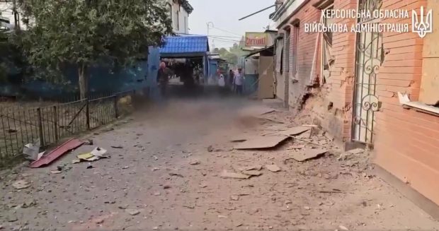 Cel puțin șapte morţi şi trei răniţi în sudul Ucrainei, după un atac al artileriei ruse într-o piaţă din Herson | VIDEO