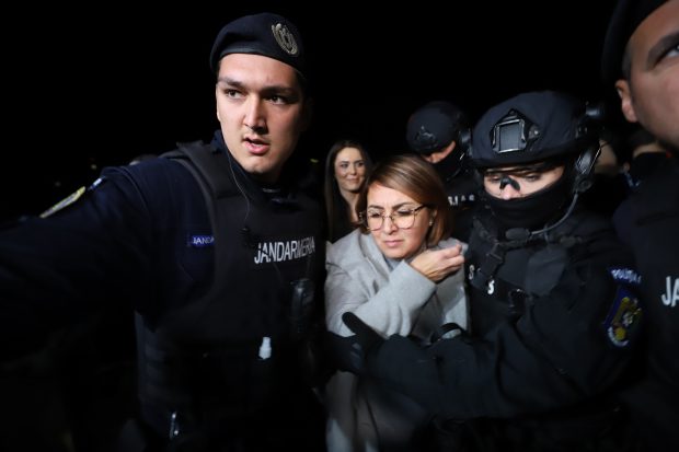 Fiica afaceristului ucis la Arad de o bombă și complicii săi rămân în arest încă o lună