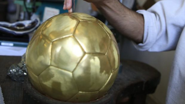 „Balonul de Aur”, cel mai râvnit trofeu din fotbal. Este estimat la aproape 3.000 de euro