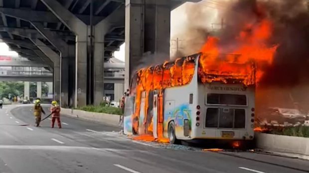22 de elevi sunt dați dispăruți după ce autobuzul în care se aflau a luat foc, în Thailanda. Zece persoane erau carbonizate în autovehicul | VIDEO