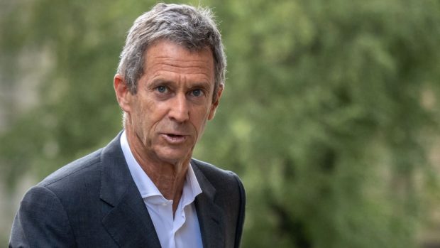 Beny Steinmetz, eliberat din arest după ce inițial fusese reținut pe aeroportul din Atena. Are condamnare în dosarul „Ferma Băneasa”