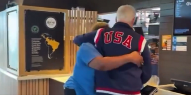 Bill Clinton a fost confundat cu Joe Biden de o angajată a McDonald’s | VIDEO