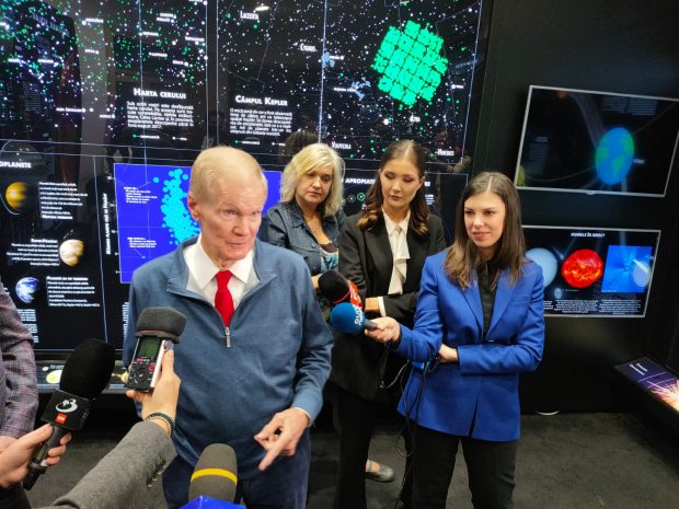 Șeful NASA, prezent în România, avertizează asupra cursei înarmărilor în spațiu. „O bombă nucleară în spatiu este linia roșie pentru SUA”