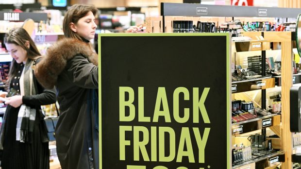 Capcanele campaniei de Black Friday. „Oamenii pot folosi cumpărăturile ca pe o modalitate de a evada din problemele cotidiene”