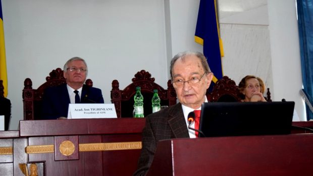 Bogdan Simionescu, vicepreşedintele Academiei Române, a murit la 76 de ani. A predat la reputate universităţi din lume