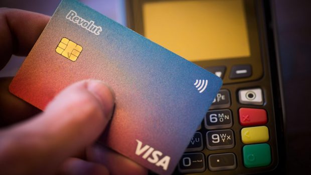 Un sfert dintre tineri spun că au căzut pradă escrocheriilor online, arată un studiu Revolut. Femeile cumpără mai mult din magazine, bărbații online