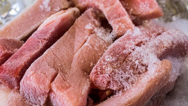 Carne de porc, adusă din Chile, de la 13.000 km, și vândută în România: „Congelată la -18 grade, ajunge în portul Constanța în 40 de zile”