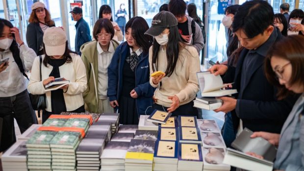 Cărțile câștigătoarei premiului Nobel, Han Kang, au dispărut din librăriile din Coreea de Sud