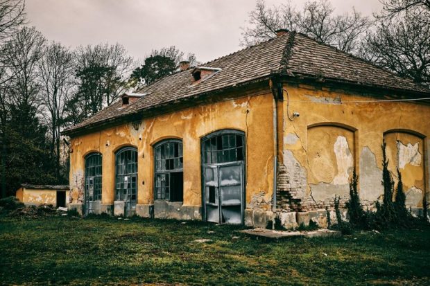 Doi români și cei opt copii ai lor au renovat o casă abandonată din Franța și s-au mutat în ea, apoi proprietarii au chemat poliția