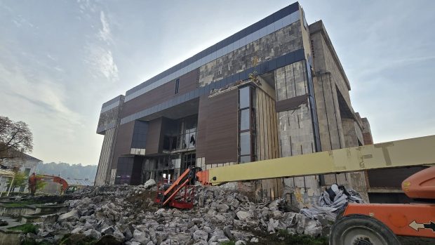 A început demolarea Casei de Cultură din Turda, Cluj. În locul ei va apărea o parcare