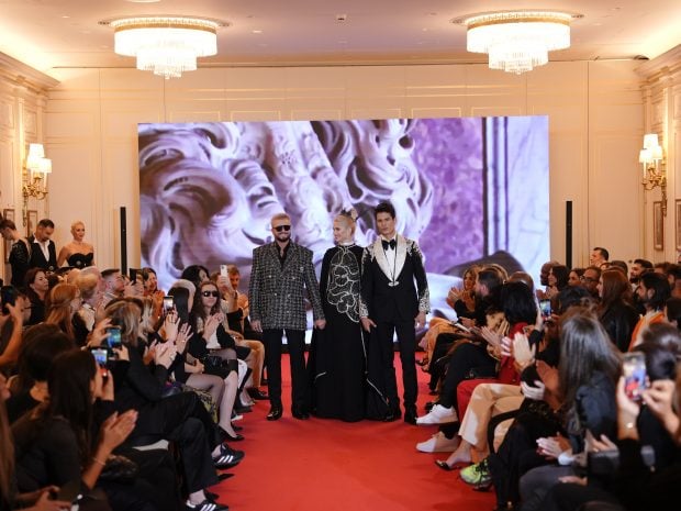 Cătălin Botezatu, aplaudat la Paris Fashion Week 2024. Și-a prezentat noua colecție haute-couture la Hotelul Ritz