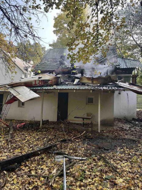Un avion de mici dimensiuni s-a prăbușit în Republica Moldova pe o clădire din centrul de agrement Vadul lui Vodă. Pilotul a murit