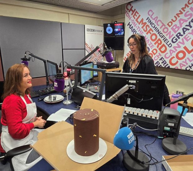 Nicoleta, o româncă din Anglia, invitată la BBC datorită unei prăjituri: „M-au întrebat dacă tortul meu Bruce chiar există”