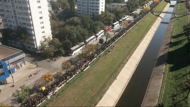 Imagini cu mii de pelerini care stau la coadă la moaștele Sfintei Parascheva, filmate cu drona
