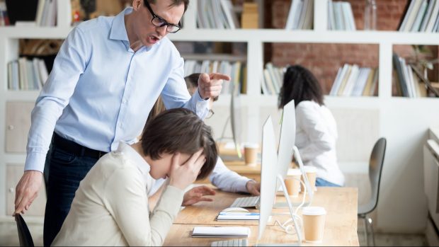 De la birou, direct într-o cameră întunecată: De ce mulți angajați au nevoie de „deconectare senzorială”