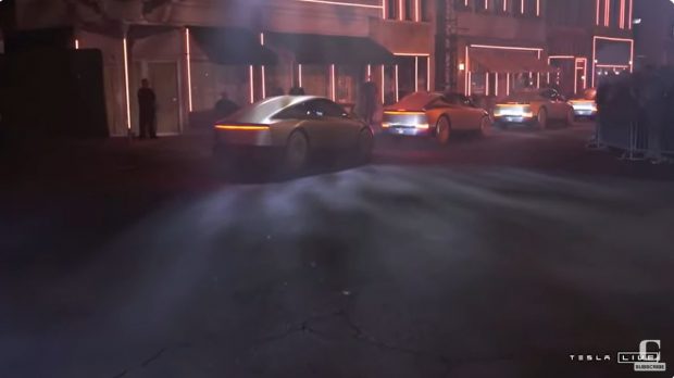 Elon Musk a prezentat Cybercab, robotaxiul care se conduce singur: „Ca și cum ai sta într-un mic salon confortabil” | VIDEO