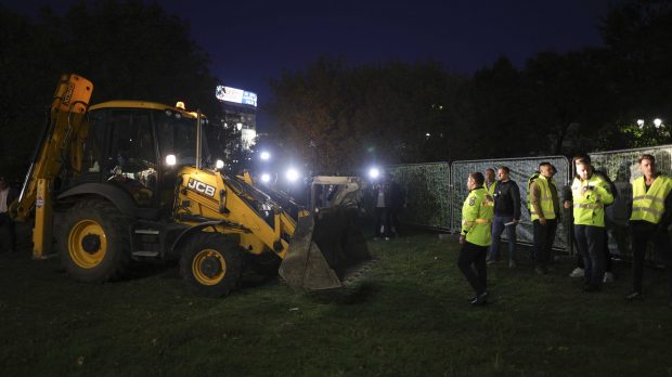 Scandal în Piața Unirii legat de lucrările la planșeu. Nicușor Dan a venit cu buldozere pentru gardurile lui Daniel Băluță. A intervenit și premierul Ciolacu