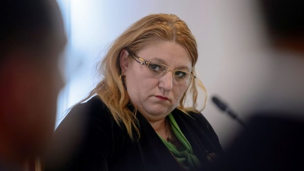 Diana Șoșoacă îi cere ajutorul Ursulei von der Leyen în cazul deciziei CCR și în același timp o întreabă: „Care mai e diferența între UE și epoca stalinistă?”