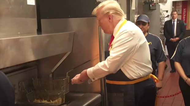Donald Trump, angajat la McDonald’s. Fostul președinte aruncă în lupta electorală una dintre cele mai emblematice companii americane | VIDEO