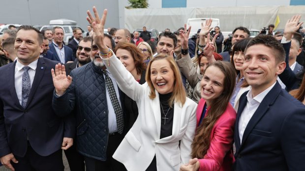 Elena Lasconi și-a depus candidatura la prezidențiale. Atac la Nicolae Ciucă: „Asta știe să facă, să execute ordine” | VIDEO