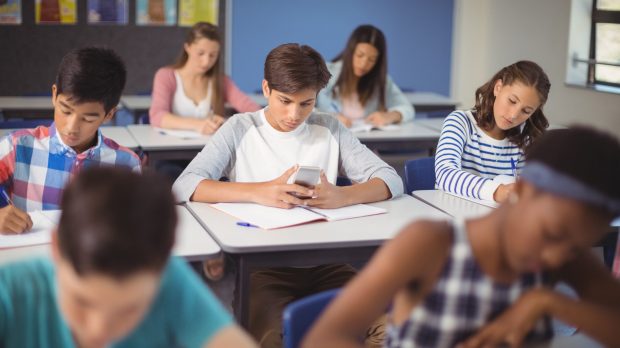 Grecia pregătește restricții pentru minori pe rețelele sociale, după modele de succes adoptate în Australia și Franța