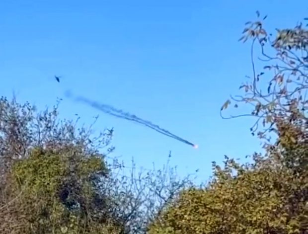 Un elicopter ucrainean a fost filmat când urmărește o dronă rusească Shahed și o doboară cu rafale de mitralieră