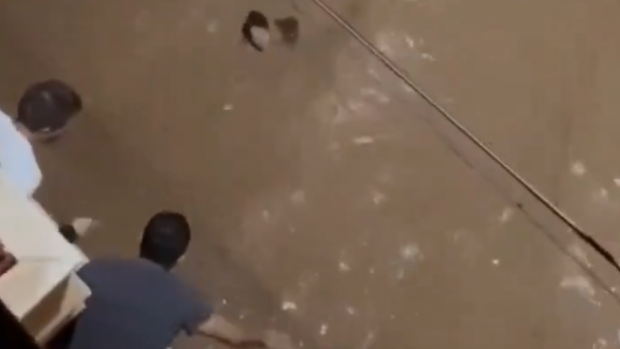 Femeie luată de ape în Valencia, sub privirile îngrozite ale unor oameni care stăteau pe balcon | VIDEO