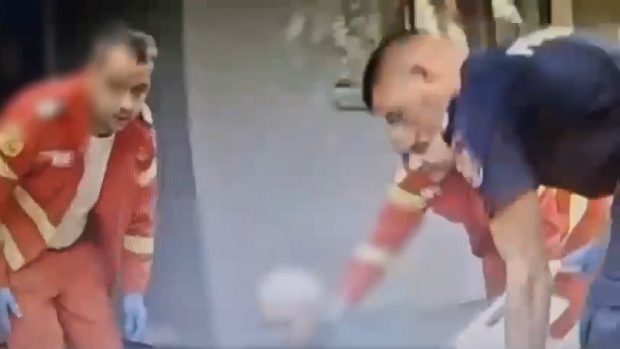 Momentul când un bărbat se aruncă de la balcon și e prins de salvatori, în București