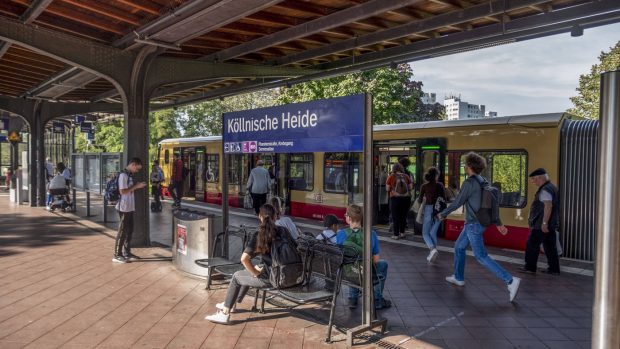Geantă cu explozibil găsită într-o gară din Berlin. Operațiune de amploare a poliției pentru găsirea bărbatului care a a abandonat-o și a luat-o la fugă
