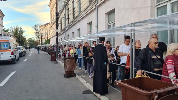Pelerinaj în avans la Sfânta Parascheva pentru a evita coada kilometrică: „E așa de cald încât îmi vine să beau agheasmă de sete” | Reportaj