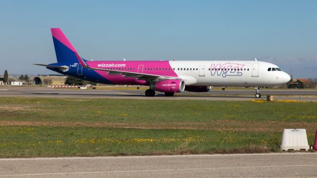 Un avion Wizz Air, cu 228 de pasageri la bord, a aterizat de urgenţă pe Aeroportul Henri Coandă din cauza unor probleme tehnice