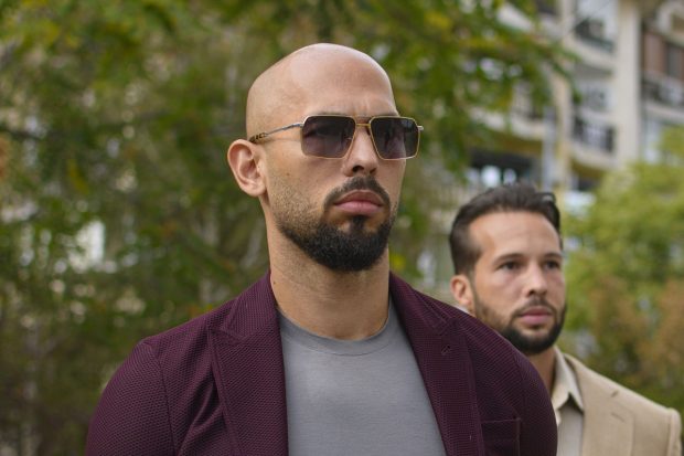 Andrew Tate se plânge la Ambasada SUA că nu poate părăsi România: „Zero condamnări, nimic contra mea, dar nu pot pleca”