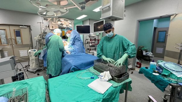 Un chirurg a deschis toracele unui pacient cu un briceag elvețian pe care-l folosea să taie masa de prânz, într-un spital din Marea Britanie