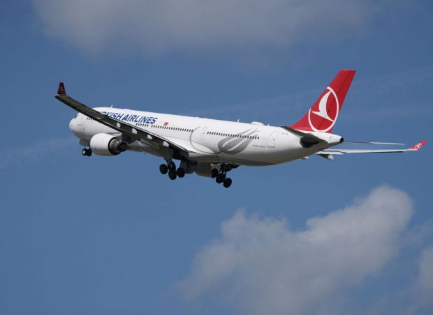Un pilot a murit în timpul zborului, iar avionul a aterizat de urgență la New York